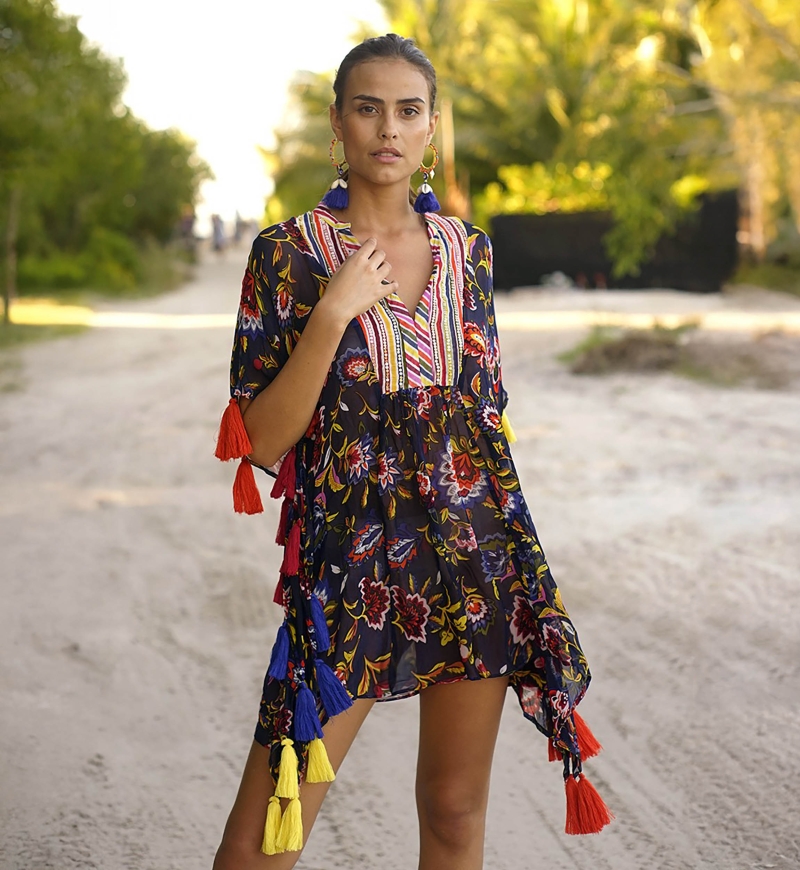 Caftan curto Coconut – Azul-marinho – Pompom multicolorido – Tecido leve – Manga curta – Boêmio – Miss June Paris – 2