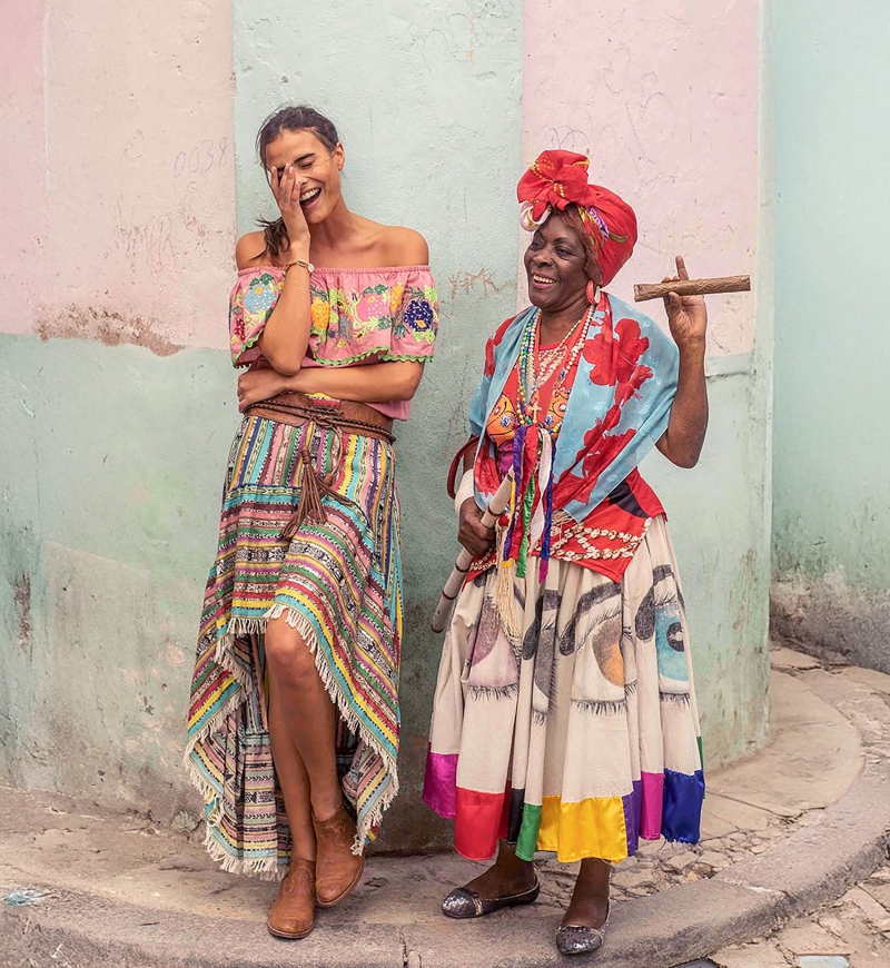 Top con hombros descubiertos Chiquita – Motivo floral bordado – Estilo bohemio – Miss June Paris – 2