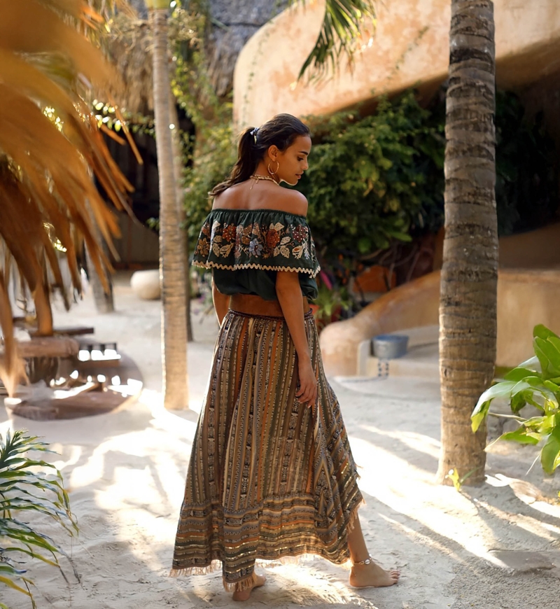 Top con hombros descubiertos Chiquita – Motivo floral bordado – Estilo bohemio – Miss June Paris – 3