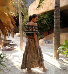 Top a spalle scoperte Chiquita – Motivo floreale ricamato – Stile bohémien – Miss June Paris – 4