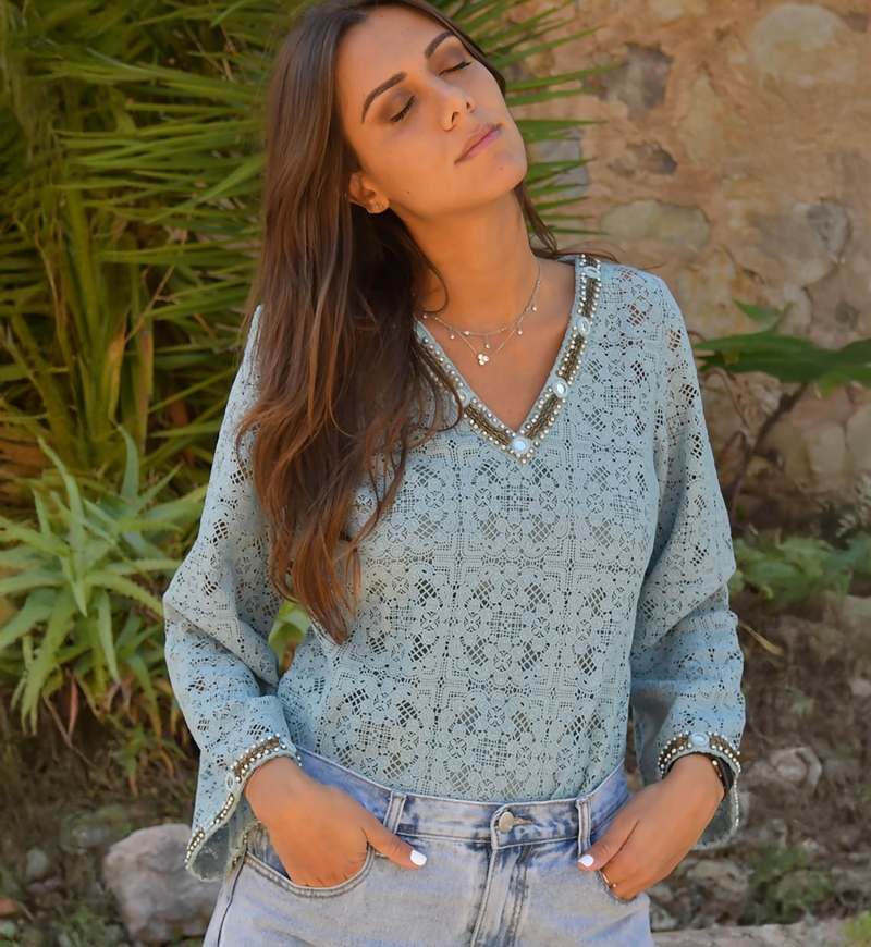 Blusa MALI - cor azul - decote em V e bordados delicados - mangas longas boho - Miss June Paris - 1