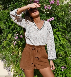 Blusa MALI - color blanco roto - cuello en V y bordados delicados - mangas largas bohemias - Miss June Paris - 1